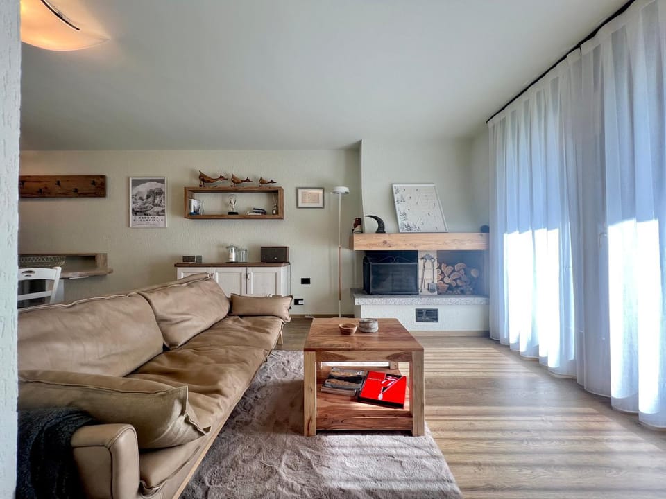 TV and multimedia, Kitchen or kitchenette, Living room, Seating area