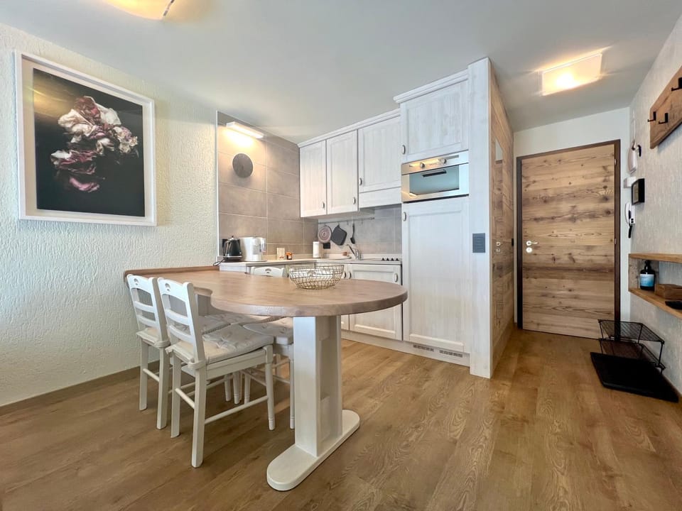 Kitchen or kitchenette, Dining area, oven, stove