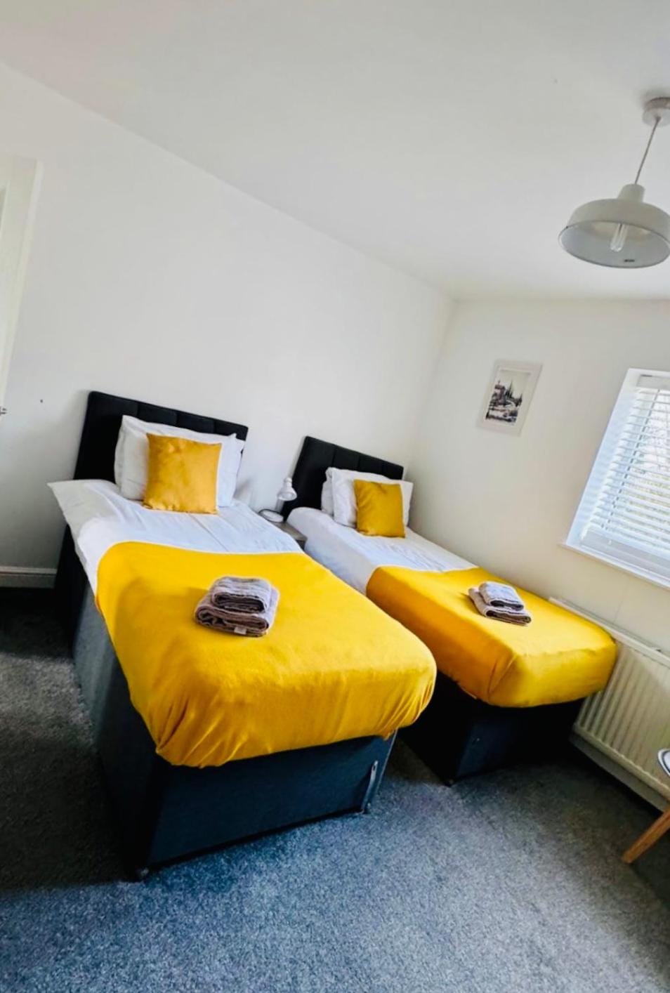 Good Location Free Parking Big Garden Modern House Apartment in Swindon