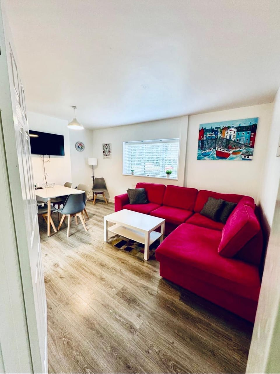 Good Location Free Parking Big Garden Modern House Apartment in Swindon