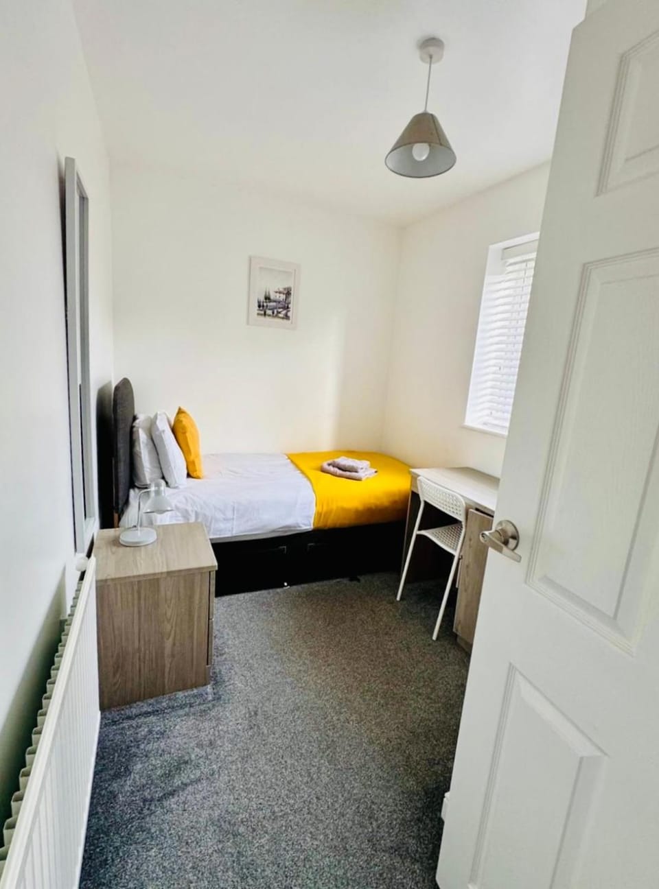 Good Location Free Parking Big Garden Modern House Apartment in Swindon