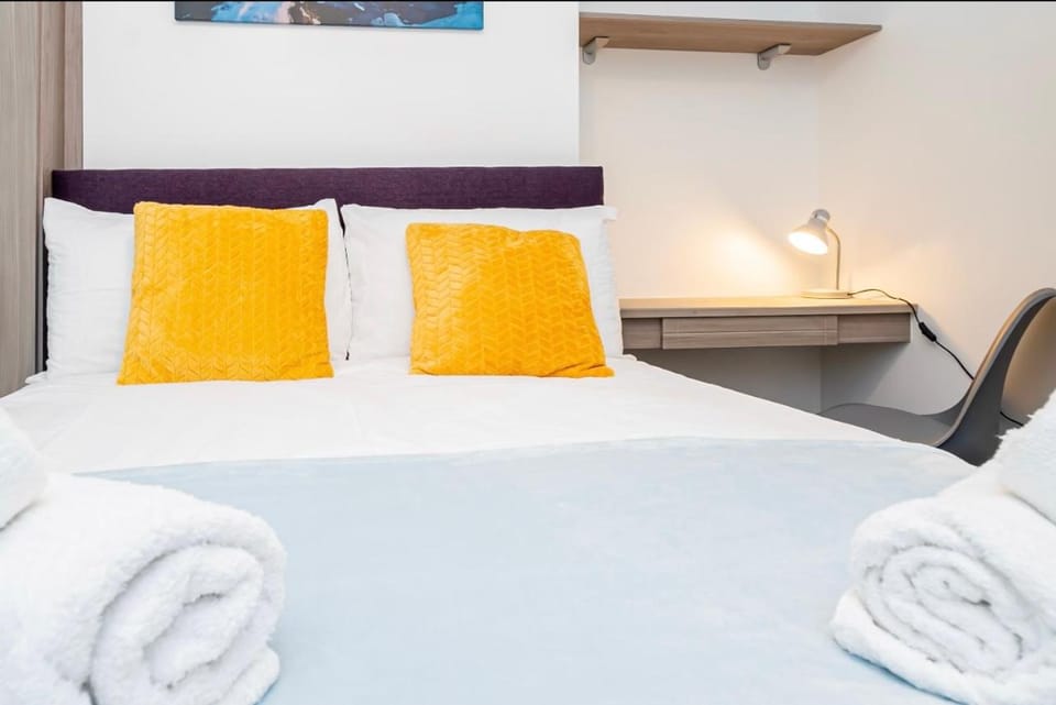 Good Location Free Parking Big Garden Modern House Apartment in Swindon