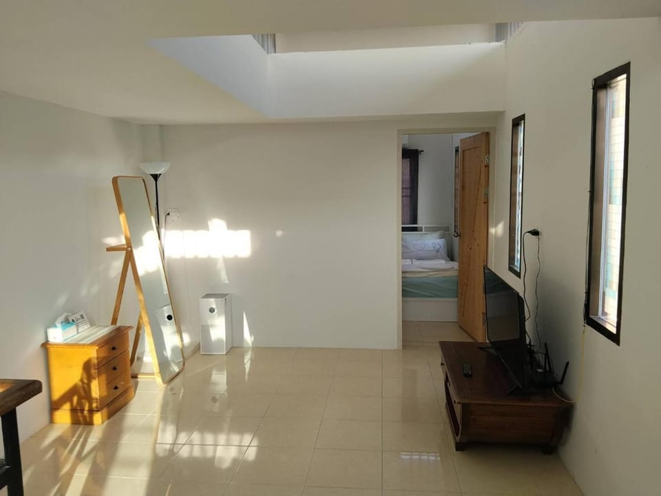 Photo of the whole room, Seating area