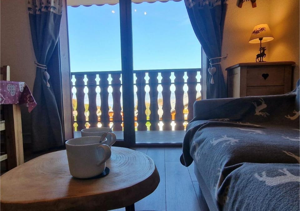Bed, Living room, Photo of the whole room, Seating area, Dining area, Bedroom