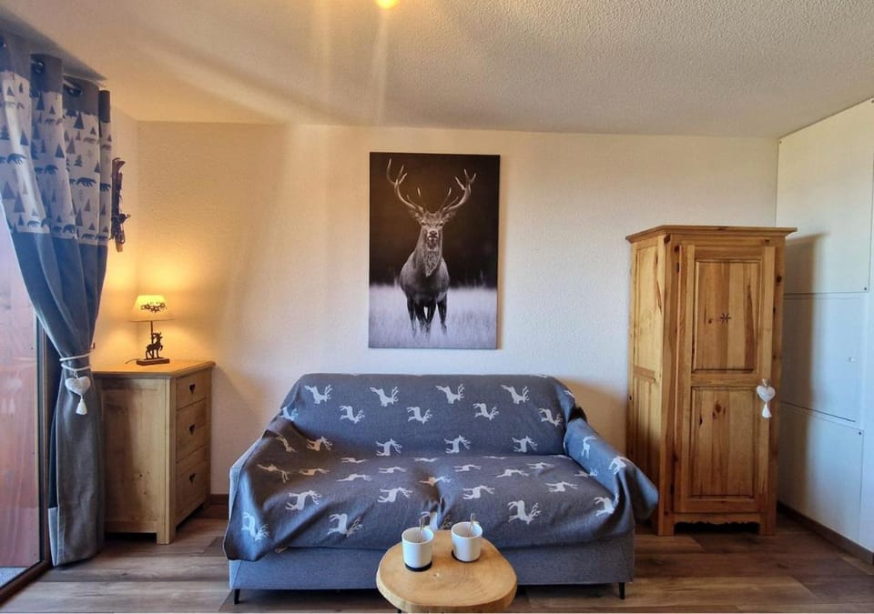 Bed, Living room, Seating area, wardrobe
