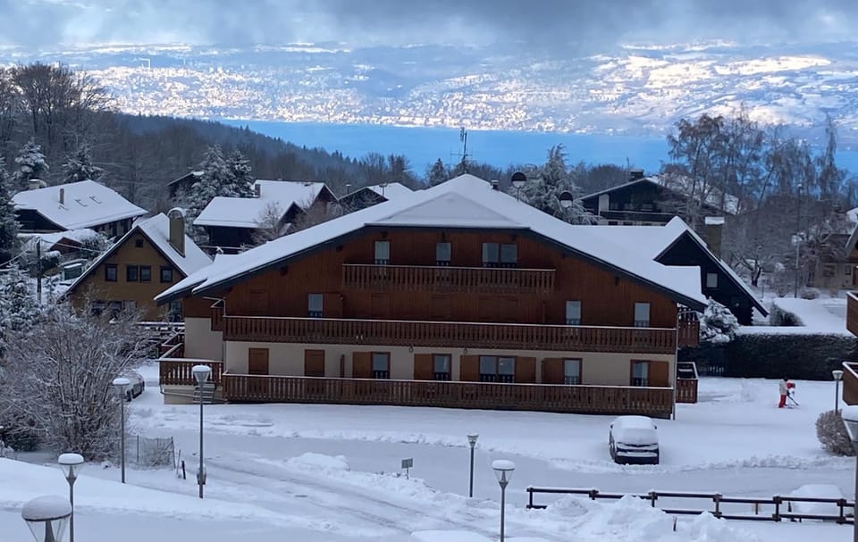 Property building, Day, Natural landscape, Winter, Mountain view