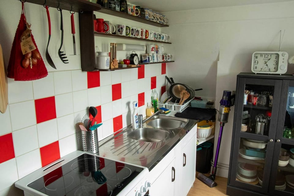 Coffee/tea facilities, Kitchen or kitchenette, stove