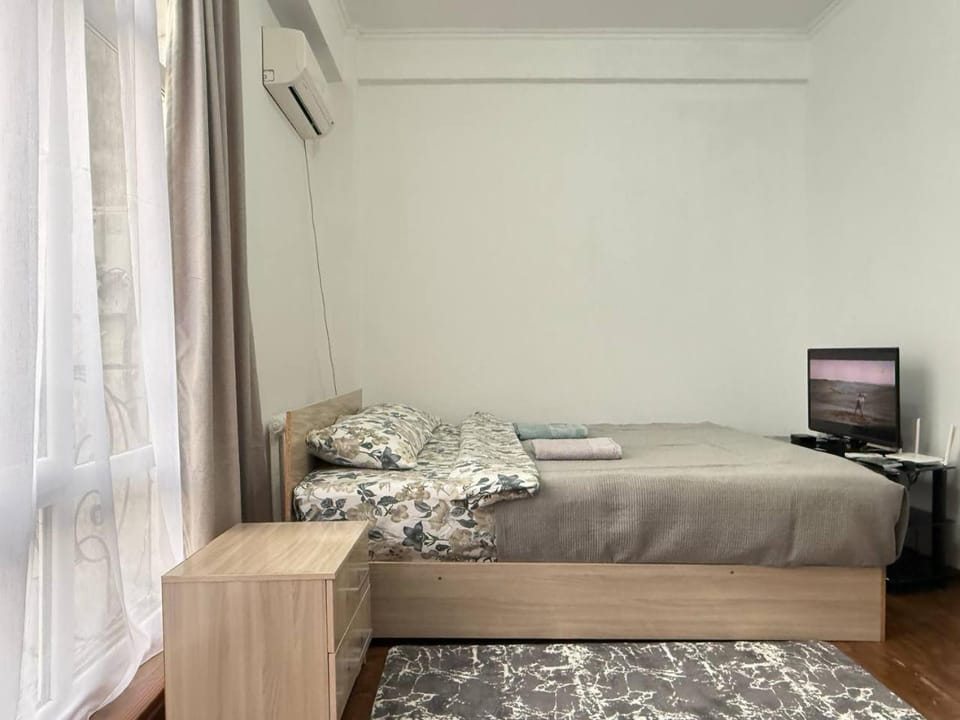Bed, TV and multimedia, Bedroom, towels, air conditioner