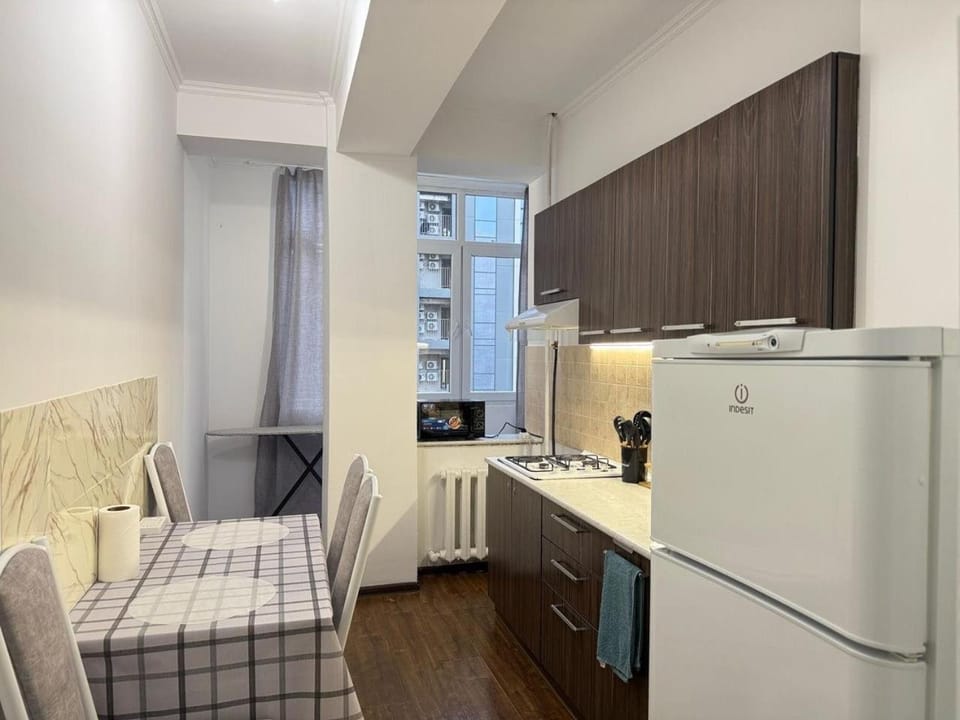 Kitchen or kitchenette, Dining area, microwave, stove