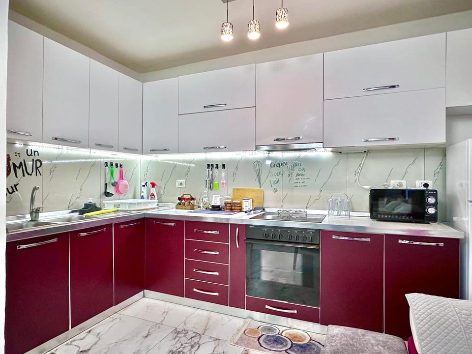 Coffee/tea facilities, Kitchen or kitchenette, microwave, oven, stove