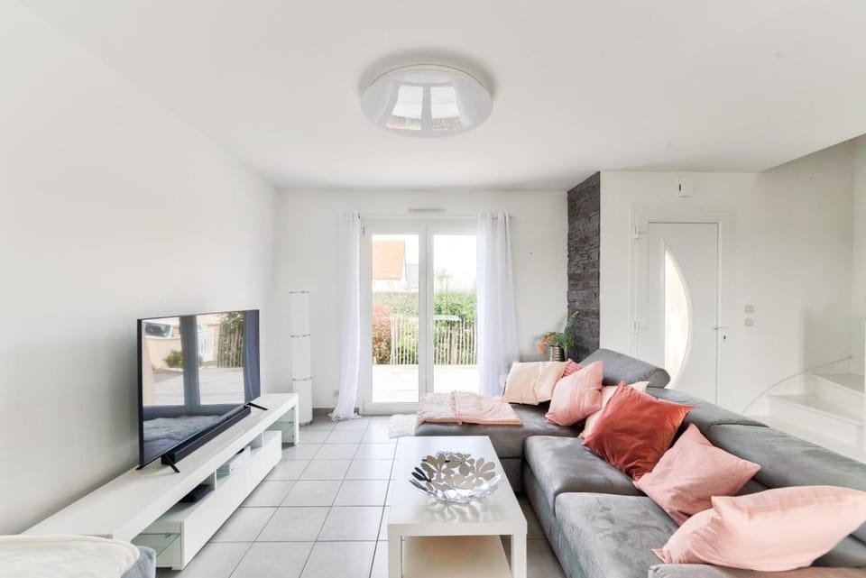TV and multimedia, Living room, Seating area, Evening entertainment