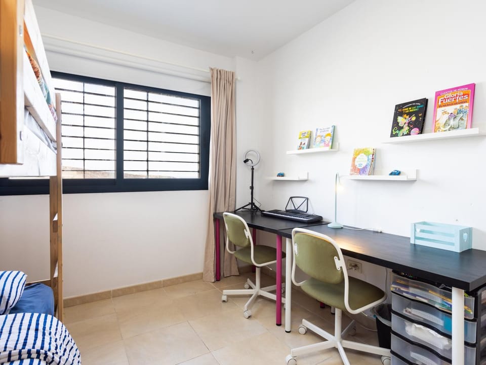 Seating area, Bedroom, bunk bed