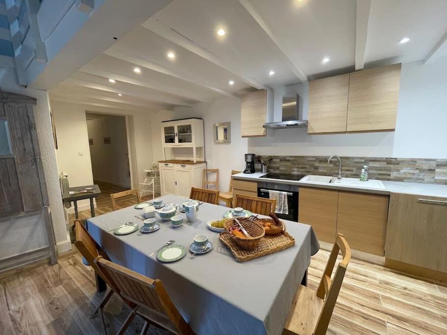 Kitchen or kitchenette, Dining area, dishwasher, oven, stove, toaster