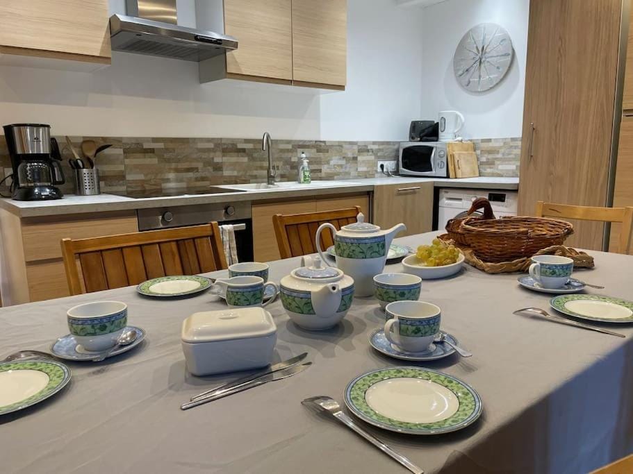 Coffee/tea facilities, Kitchen or kitchenette, dishwasher, toaster