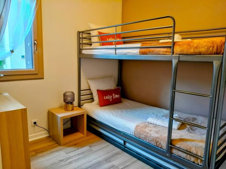 Photo of the whole room, Bedroom, bunk bed, towels