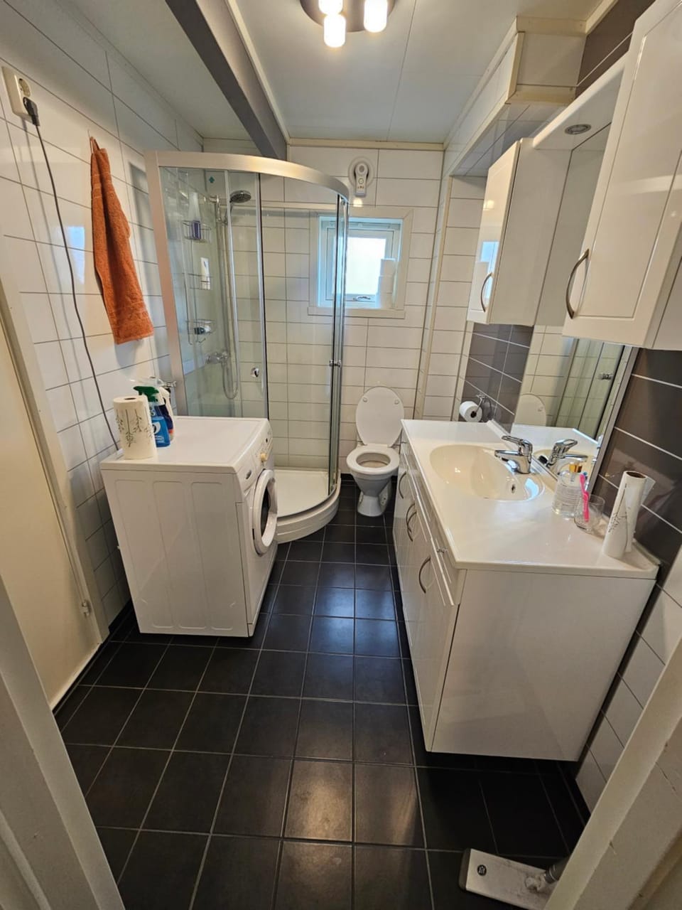 Shower, Toilet, Bathroom, towels