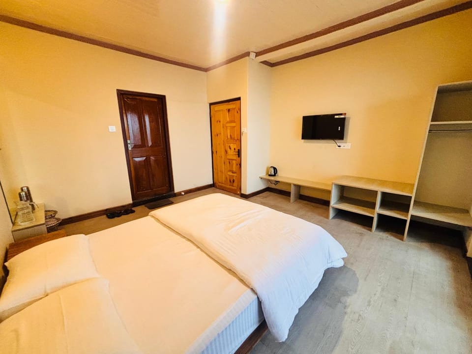 Bed, TV and multimedia, Photo of the whole room, Evening entertainment, Bedroom, wardrobe