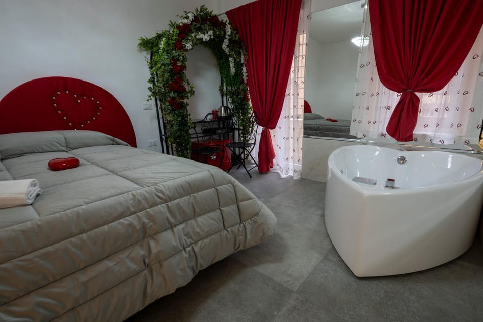 Bed, Hot Tub, Photo of the whole room, Bedroom, towels