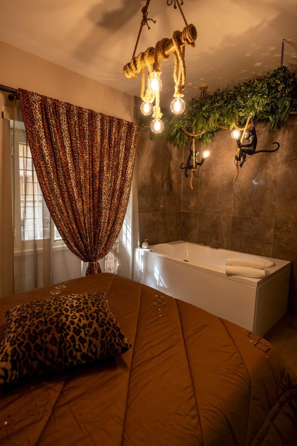 Bed, Hot Tub, Photo of the whole room, Bedroom