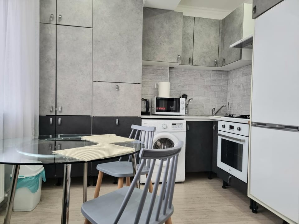 Kitchen or kitchenette, Dining area, oven, stove