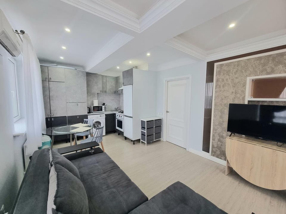 Kitchen or kitchenette, Seating area, oven, stove