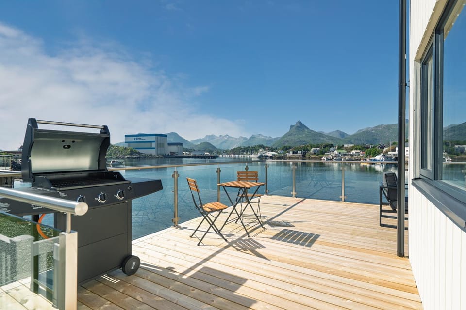 Waterfront House with Hot Tub House in Lofoten