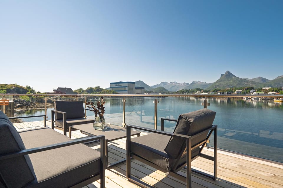 Waterfront House with Hot Tub House in Lofoten