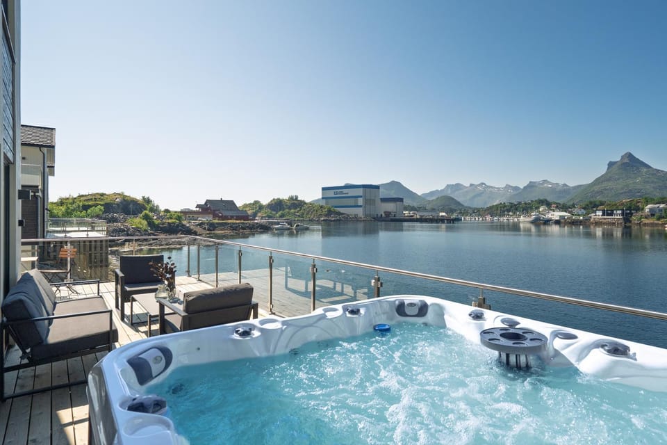 Waterfront House with Hot Tub House in Lofoten