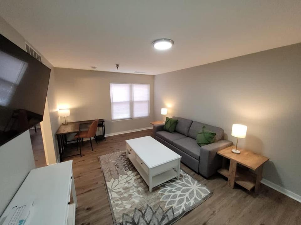 Aksarben Gem-Easy access to I-80 Apartment in Omaha