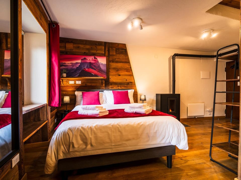Bed, Photo of the whole room, Bedroom, towels, wardrobe