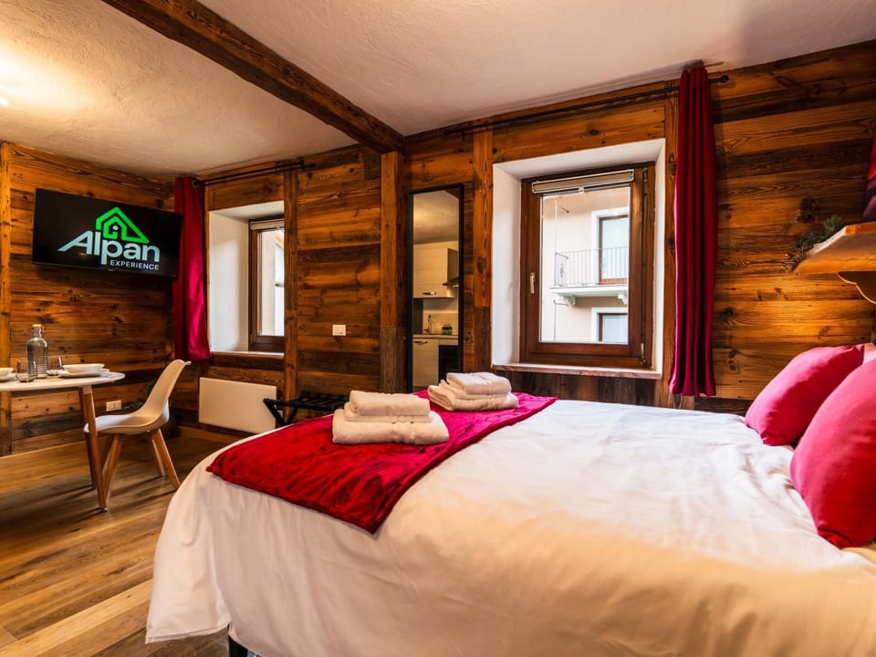 Bed, TV and multimedia, Photo of the whole room, Bedroom, towels