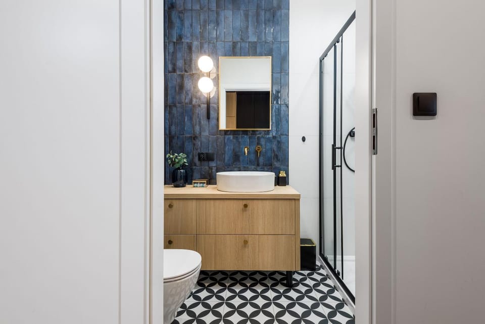 Shower, Toilet, Restaurant/places to eat, People, Bathroom, Food and drinks, Decorative detail, Guests, Area and facilities, Breakfast, Continental breakfast, Buffet breakfast, American breakfast, Lunch, Non alcoholic drinks