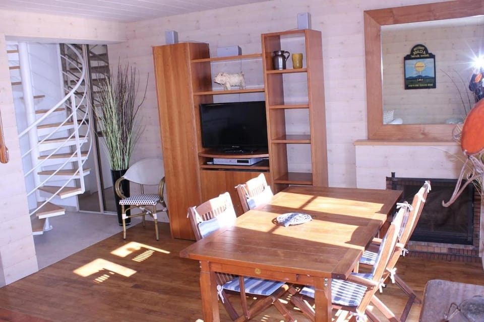 Communal lounge/ TV room, TV and multimedia, Dining area