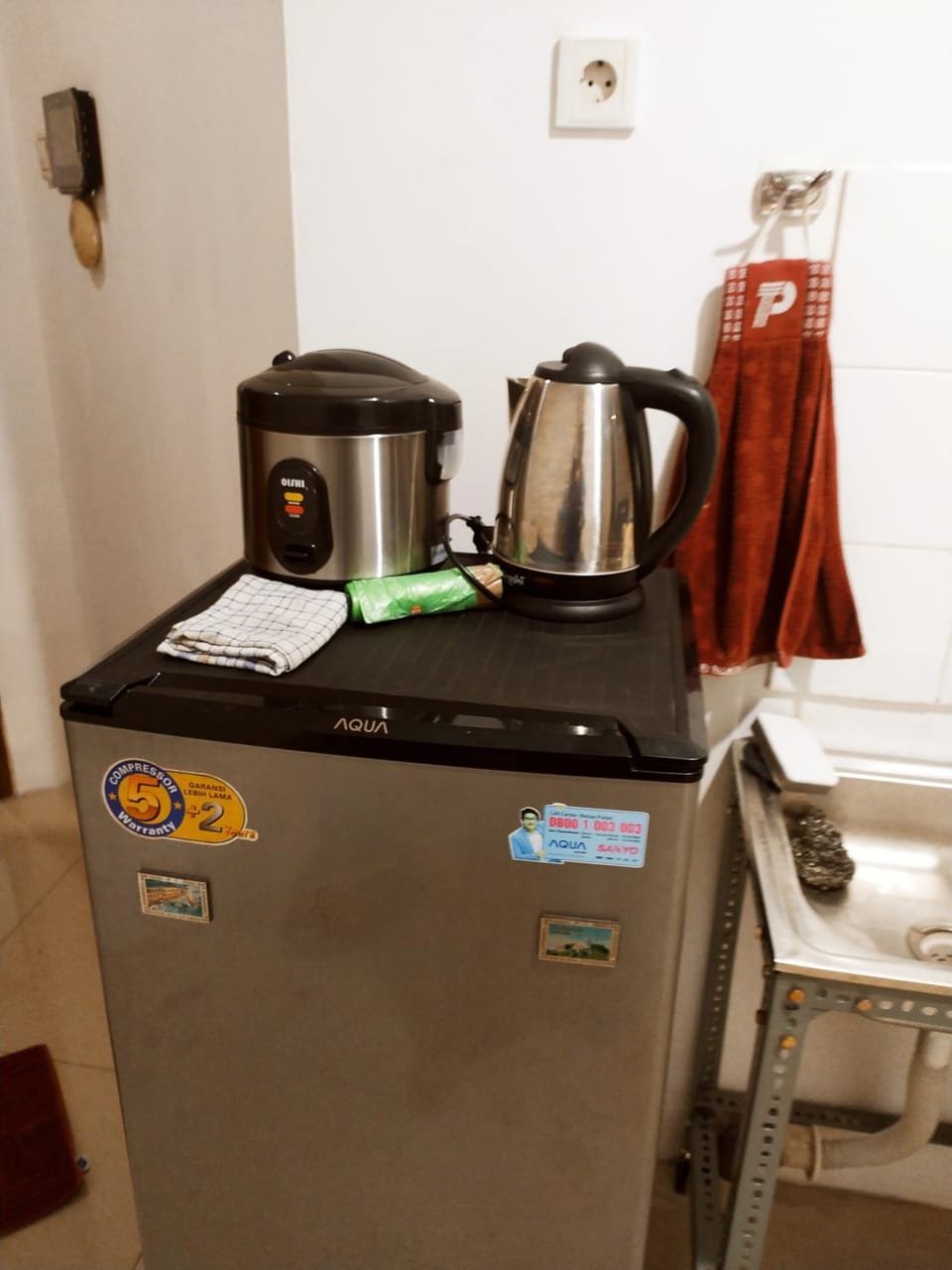 Coffee/tea facilities, Kitchen or kitchenette, stove