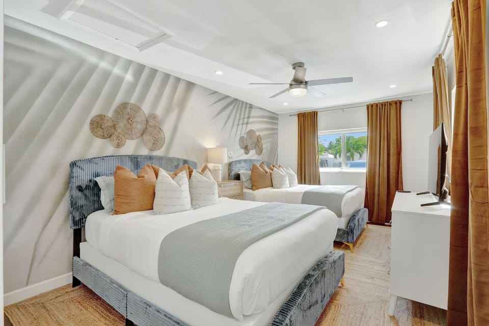 Luxury Heated Pool Oasis-10 mins to BEACH- Fast WiFi House in Pompano Beach
