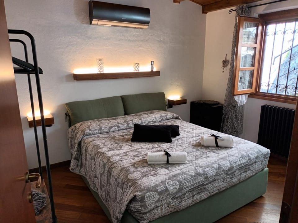 Bedroom, air conditioner