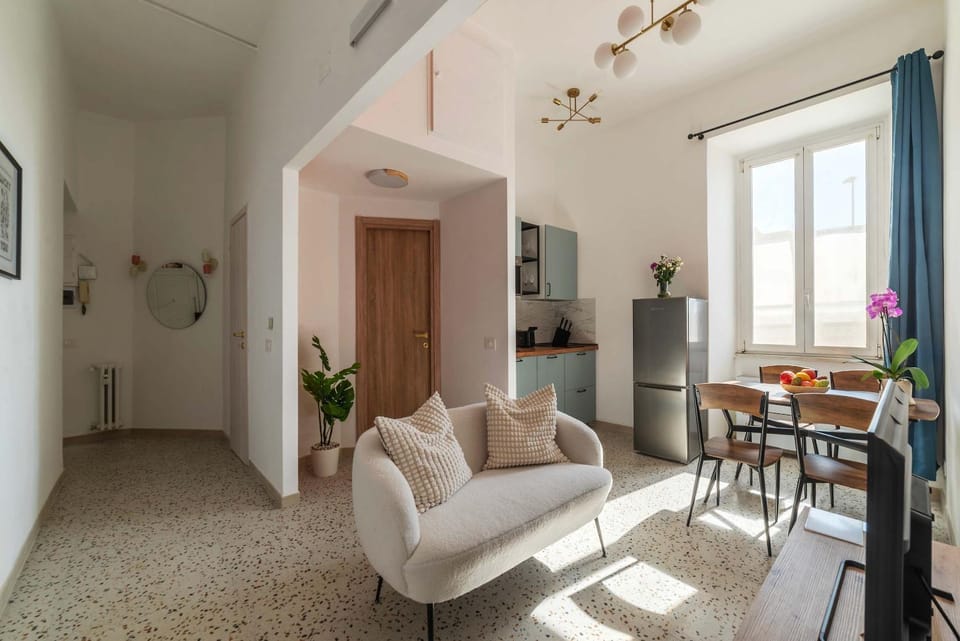 Kitchen or kitchenette, Living room, Seating area, Dining area