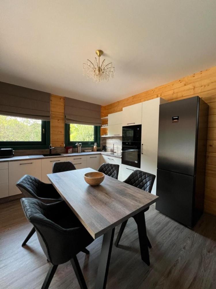 Kitchen or kitchenette, Dining area
