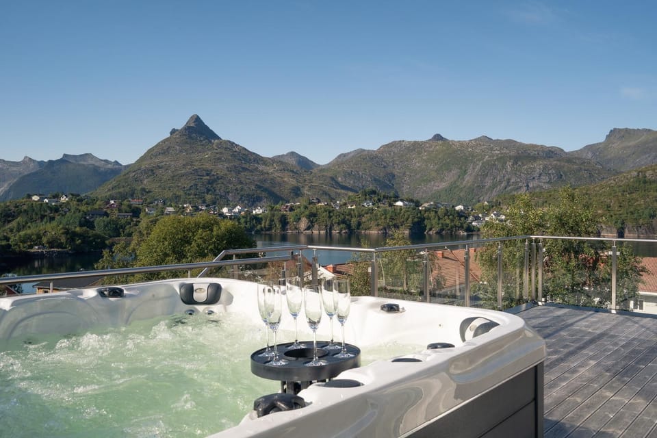 Seaview and private roof top terrace with jacuzzi in Lofoten House in Lofoten