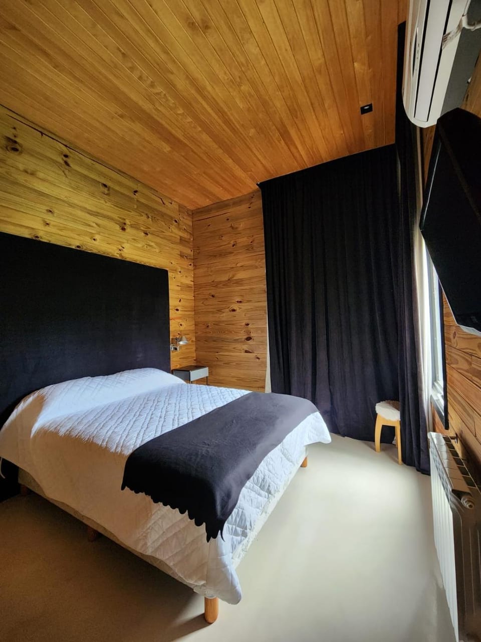 Bed, TV and multimedia, Bedroom