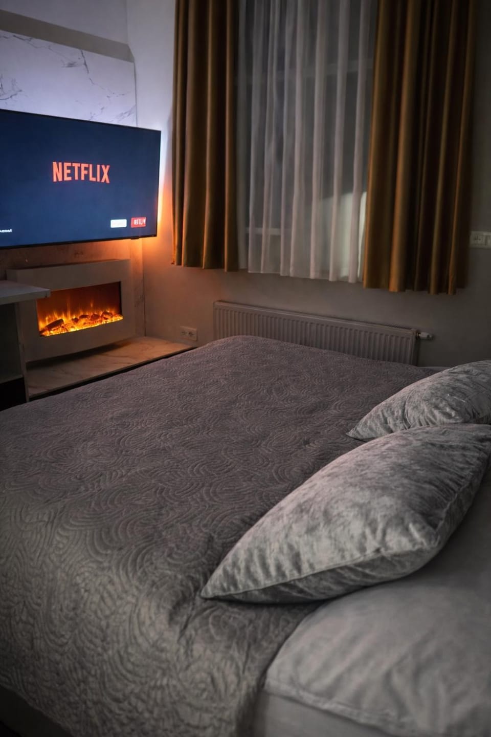 Bed, TV and multimedia, Living room, Seating area, Evening entertainment, Bedroom
