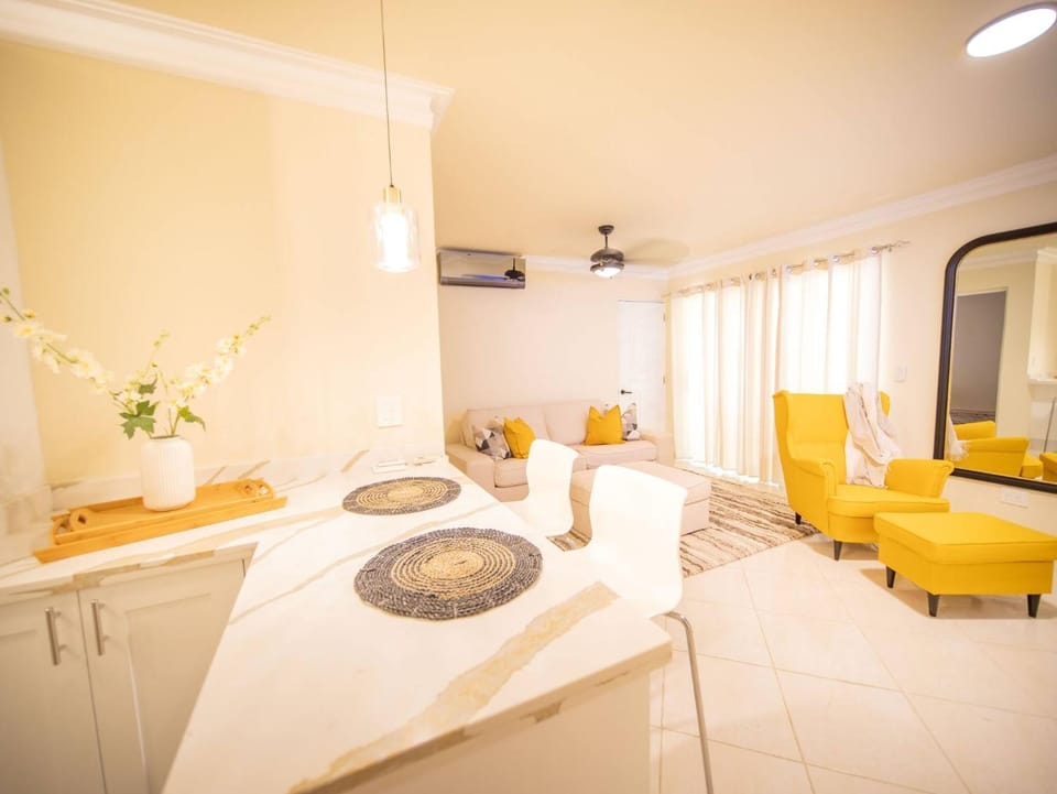 Restaurant/places to eat, Living room, Seating area, Dining area