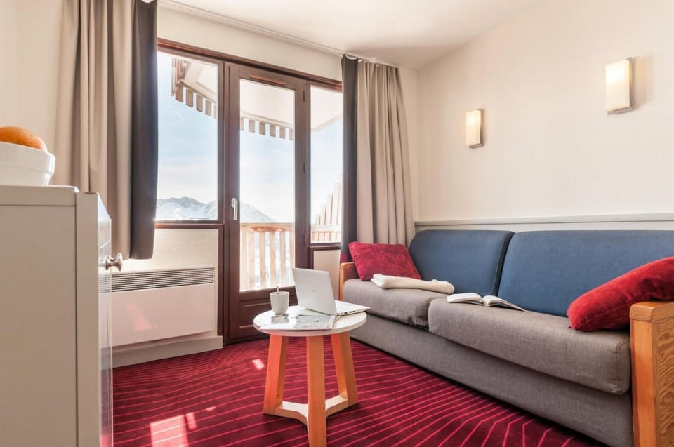 Bed, Living room, kitchen