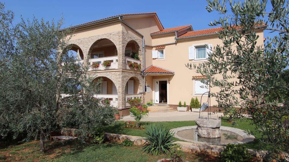 Property building, Summer, Garden