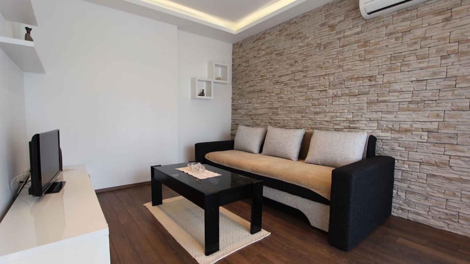TV and multimedia, Living room, Seating area, air conditioner