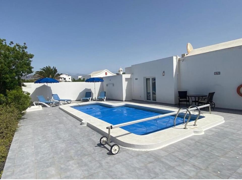 Patio, Swimming pool, sunbed