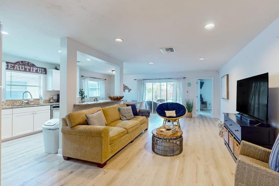 The Beach Hive Cottage House in Naples Park