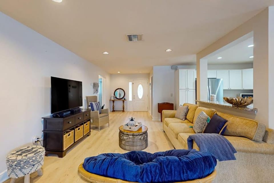 The Beach Hive Cottage House in Naples Park