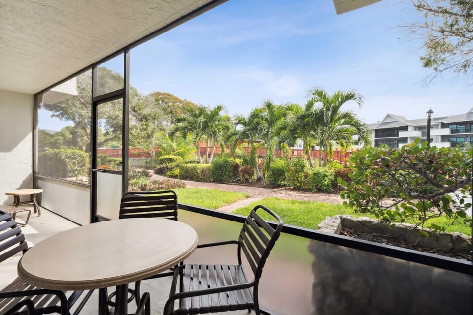 End Unit - Renovated Resort Views and Close to the Lobby House in Naples