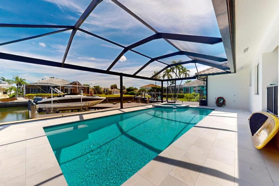 Tropical Treasure Retreat House in Marco Island